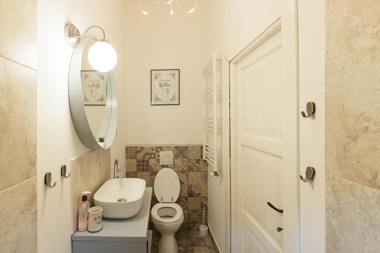 Chic Apartment In Historical City Center Timisoara Exterior foto